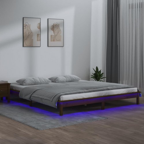 Sengeramme i massivt træ med LED-lys 200×200 cm - gyldenbrun