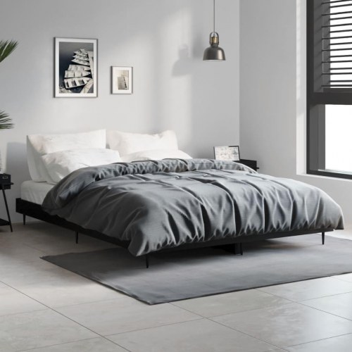 Sengestel 140x190 cm i sort konstrueret træ med metalben