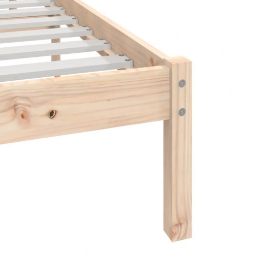 Sengeramme 135x190 cm i massivt fyrretræ med hovedgærde