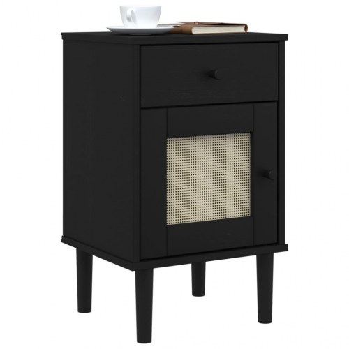 Sengebord SENJA i massivt fyrretræ med rattanlook - sort 40×36×65 cm