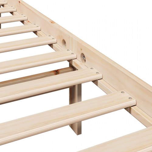 Sengeramme 90x200 cm i massivt fyrretræ med sengegavl og hylder