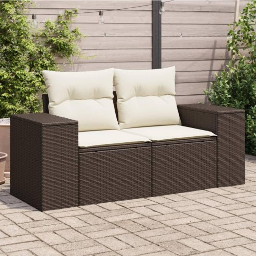 2-personers havesofa i brun polyrattan med cremefarvede hynder