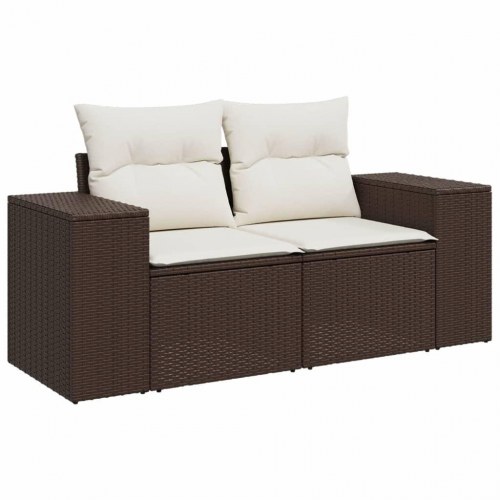 2-personers havesofa i brun polyrattan med cremefarvede hynder