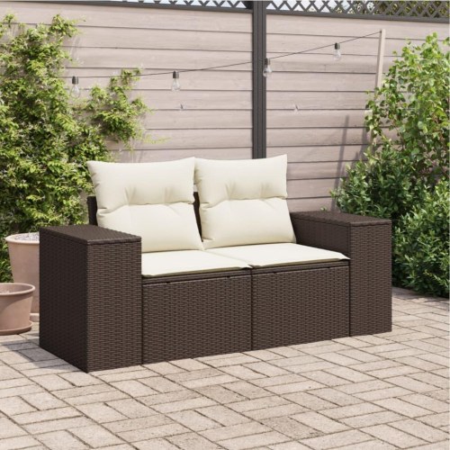 2-personers havesofa i brun polyrattan med cremefarvede hynder