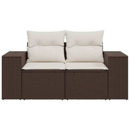 2-personers havesofa i brun polyrattan med cremefarvede hynder