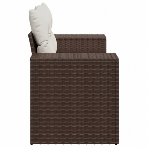 2-personers havesofa i brun polyrattan med cremefarvede hynder