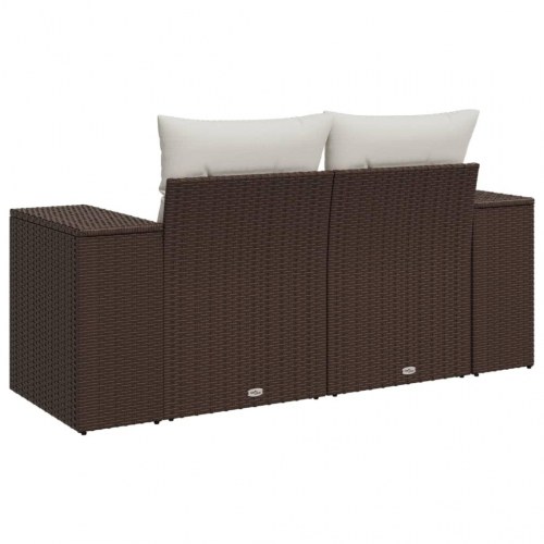 2-personers havesofa i brun polyrattan med cremefarvede hynder