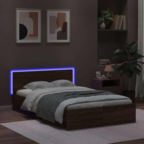 Sengeramme med sengegavl og LED-lys 140x200 cm brunt egetræ