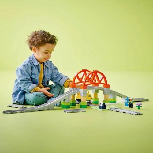 LEGO DUPLO 10426 Togbro og skinner - byggelegetøj til børn 2+